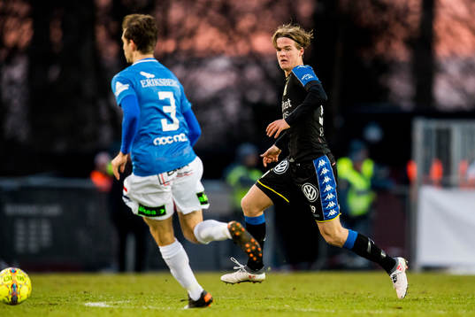 IFK Göteborgs August Erlingmark bevakar Trelleborgs