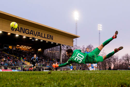 Trelleborgs målvakt Marko Johansson räddar ett skott