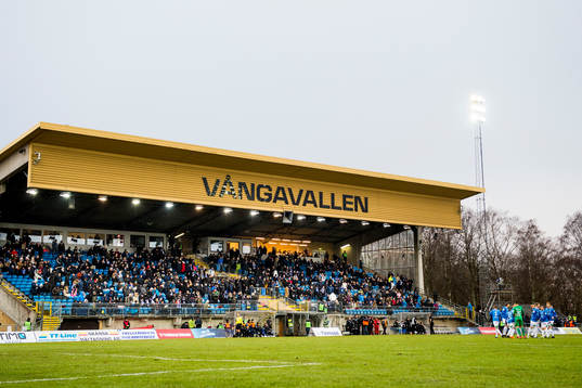 Trelleborgs spelare samlas framför huvudläktaren på