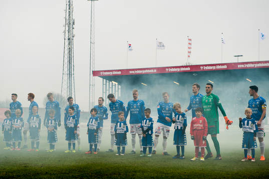 Trelleborgs spelare ställer upp i dimma av bengaler