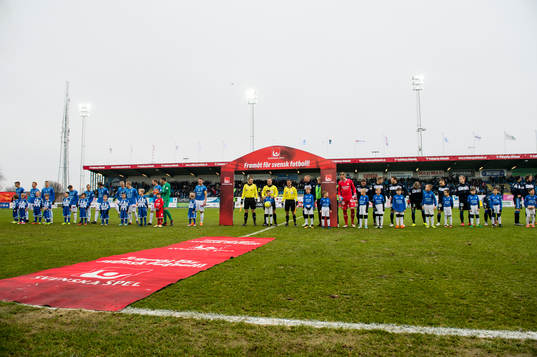Trelleborgs och IFK Göteborgs spelare ställer upp
