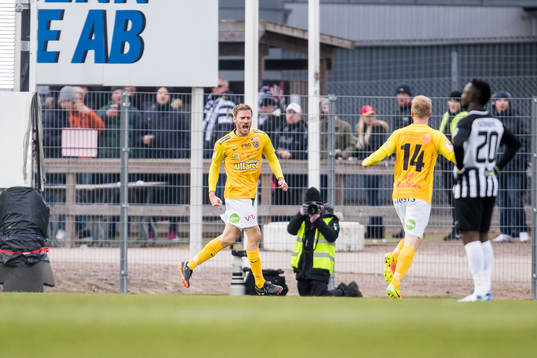 Falkenbergs Karl Söderström jublar