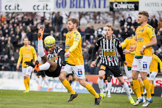 Landskronas Karim Sadat faller när han försöker skjuta