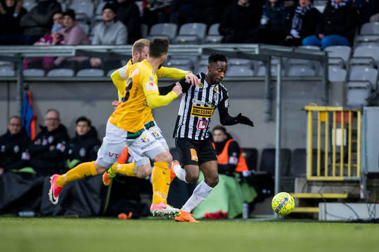 Landskronas Karim Sadat driver med bollen