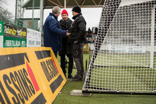 Mål stöttas upp med betongblock