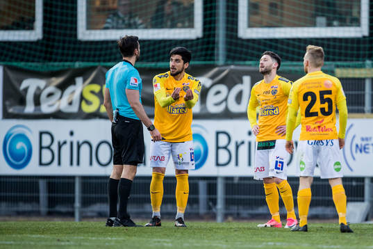 Falkenbergs spelare protesterar mot domslut