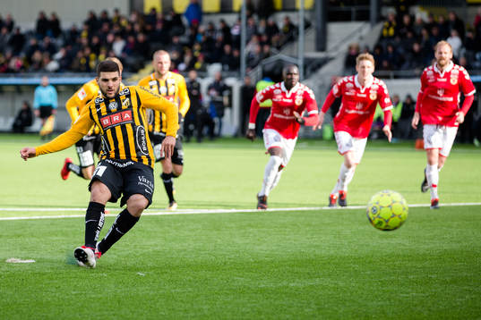 Häckens Moestafa El Kabir gör 1-0 på straff