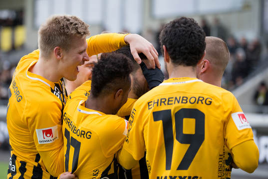 Häckens Moestafa El Kabir jublar med lagkamrater