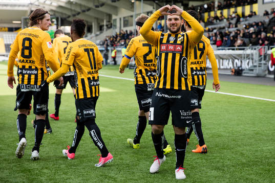Häckens Moestafa El Kabir jublar med lagkamrater