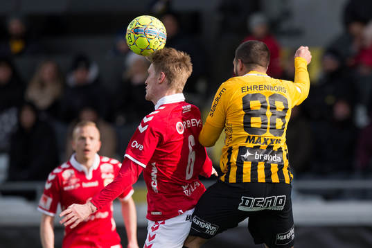 Kalmars Rasmus Elm i nickduell med Häckens Moestafa El