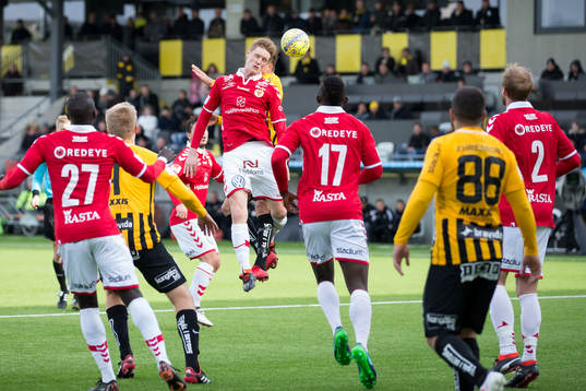 Kalmars Rasmus Elm nickar undan bollen