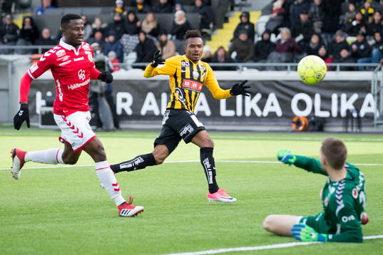 Häckens Nasiru Mohammed med en målchans som Kalmars