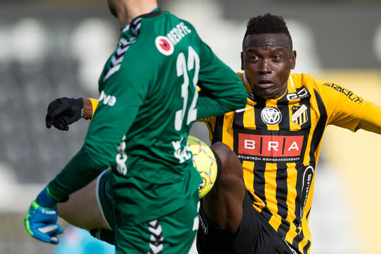 Kalmars målvakt Lucas Hägg-Johansson i kamp om bollen med