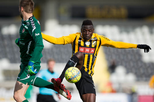 Kalmars målvakt Lucas Hägg-Johansson i kamp om bollen med