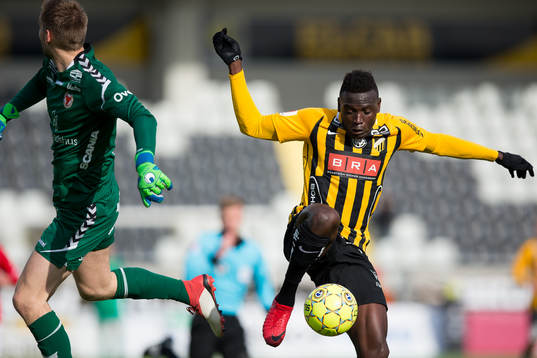 Kalmars målvakt Lucas Hägg-Johansson i kamp om bollen med