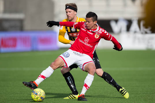 Kalmars Romário Pereira Sipião täcker bollen för