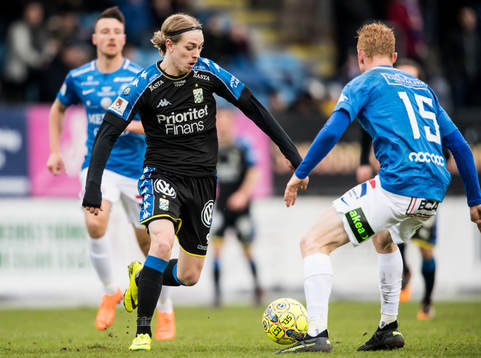IFK Göteborgs Elias Mar Omarsson utmanar Trelleborgs Lasse