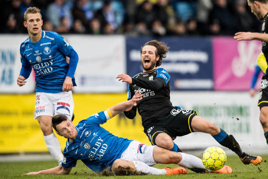 Trelleborgs Alexander Blomqvist tacklar IFK Göteborgs