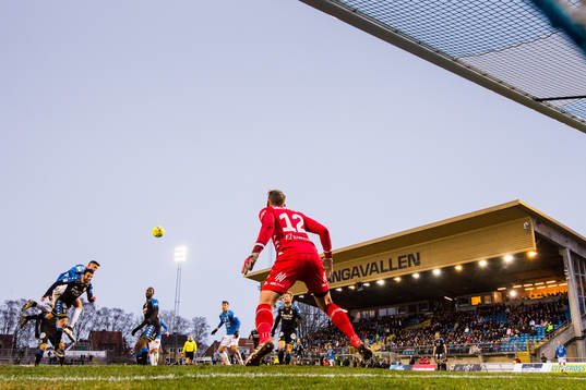 Trelleborgs Dennis Hadzikadunic nickar mot IFK Göteborgs