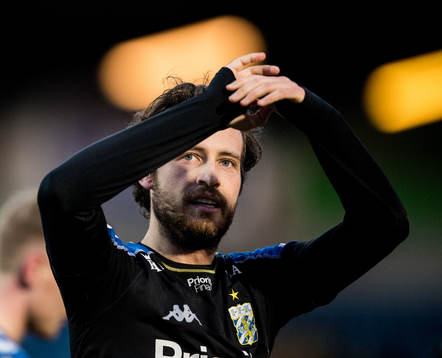 IFK Göteborgs Mikkel Diskerud tackar publiken