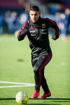 Östersunds Hosam Aiesh värmer upp före  fotbollsmatchen