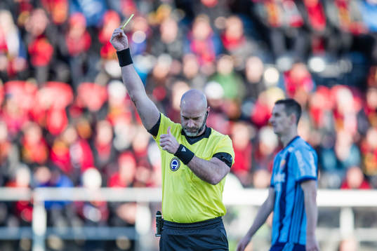 domare Stefan Johannesson ger gult kort till Östersunds