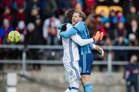 Djurgårdens Niklas Gunnarsson kramar om målvakt Andreas