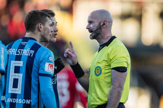 domare Stefan Johannesson i diskussion med Djurgårdens
