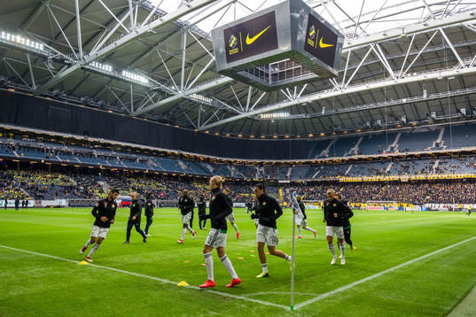 Dalkurds spelare värmer upp före  fotbollsmatchen i