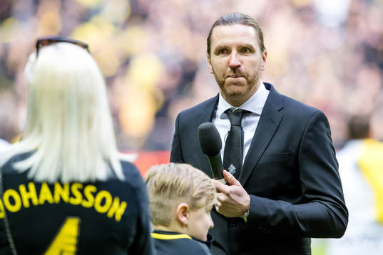 Nils-Eric Johansson uppmärksammas före   fotbollsmatchen