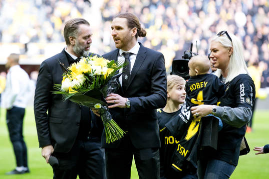 Nils-Eric Johansson uppmärksammas före fotbollsmatchen i