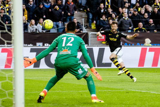 s Robert Lundström gör 1-0 bakom Dalkurds målvakt