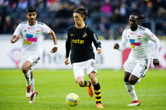 s Kristoffer Olsson jagas av Dalkurds Rewan Amin och Kebba