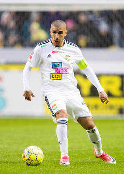 Dalkurds Rawez Lawan med bollen