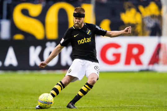 s Daniel Sundgren med bollen