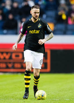 s Alexander Milosevic med bollen