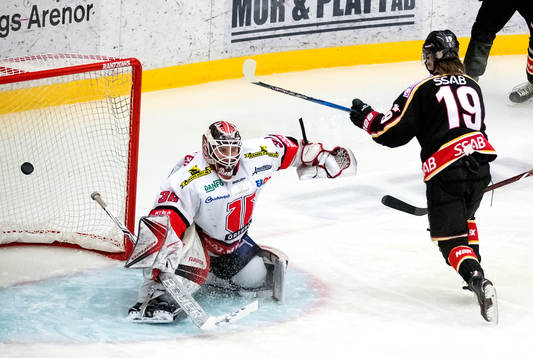 Luleås Cristoffer Björk gör 1-0 bakom Örebros målvakt