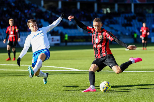 Norrköpings Simon Skrabb och Brommapojkarnas Petar Petrovic