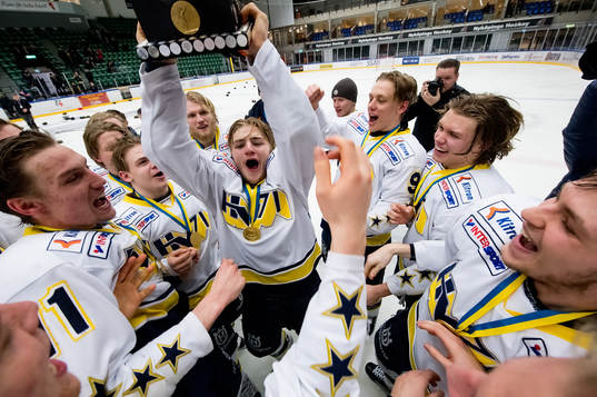 Erik Brännström i HV71 lyfter SM pokalen