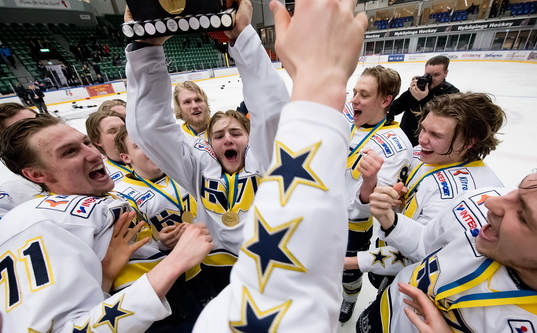 Erik Brännström i HV71 lyfter SM pokalen