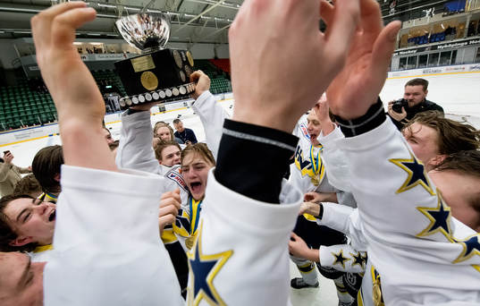 Erik Brännström i HV71 lyfter SM pokalen