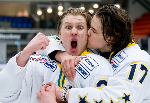 Matchhjälten Filip Sveningsson får en seger kyss av