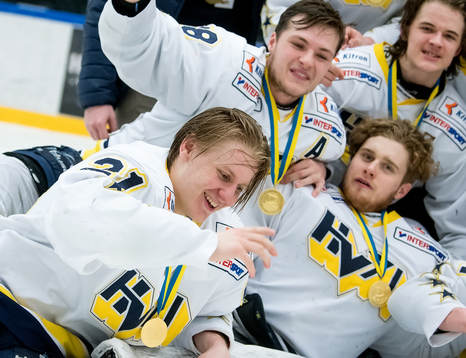 Matchhjälten Filip Sveningsson tillsammans lagkamraten med