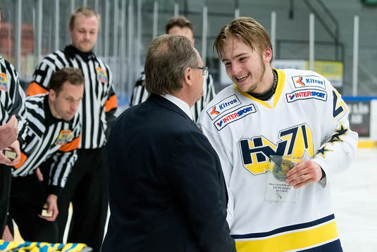 Erik Brännström i HV71 vid prisutdelningen