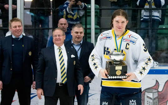 Lagkaptenen i HV71 Edwin Johansson lyfter Sm pokalen vid
