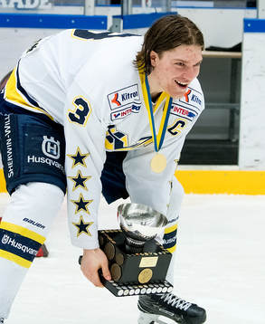 Lagkaptenen i HV71 Edwin Johansson lyfter Sm pokalen vid