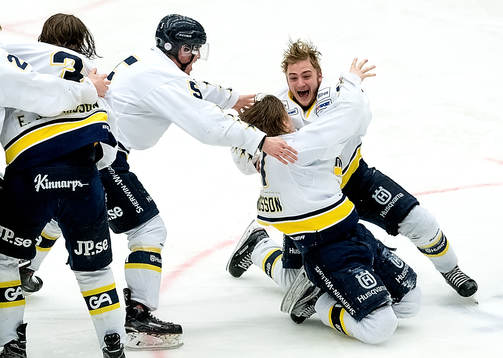 Matchhjälten Filip Sveningsson grattas av Erik Bränström
