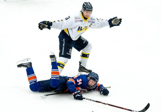 Edwin Johansson i HV71 och Hampus Sjöbrink i Växjö