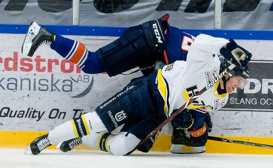 Edwin Johansson i HV71 och Mathias Kemppi Växjö