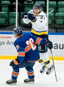 Filip Sveningsson i HV71 och Ludwig Wistén i Växjö